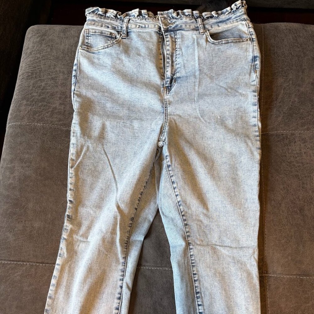 Ultra high waisted stretch and shaping white-wash jeans